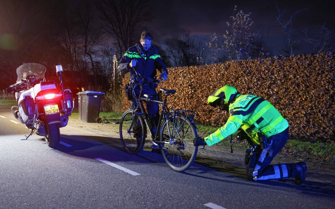 Fietser zonder achterlicht gewond bij aanrijding