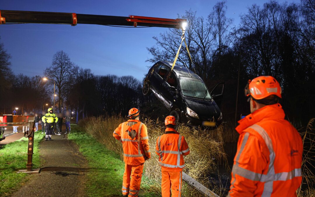 Drietal rijdt met auto het water in