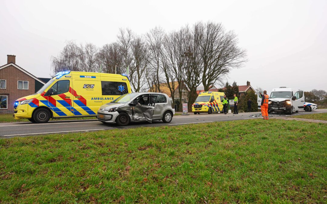 Urkerweg even dicht na flinke aanrijding