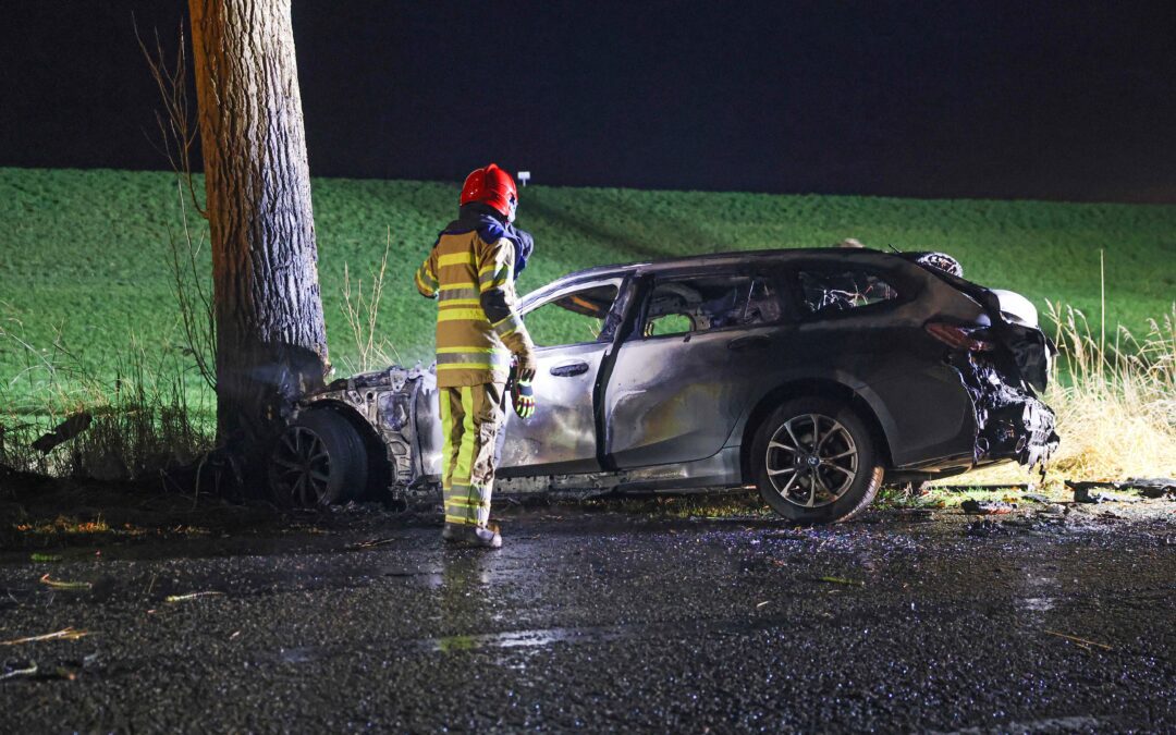 Auto uitgebrand na botsing tegen boom