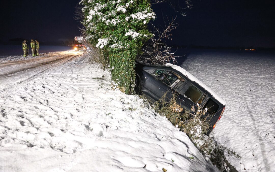 Auto rijdt achteruit de sloot in