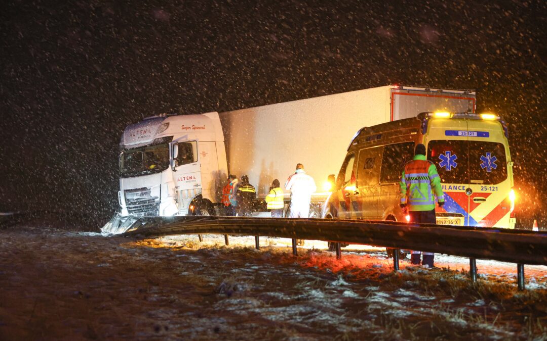 Vrachtwagen botst tegen vangrail van besneeuwde A6