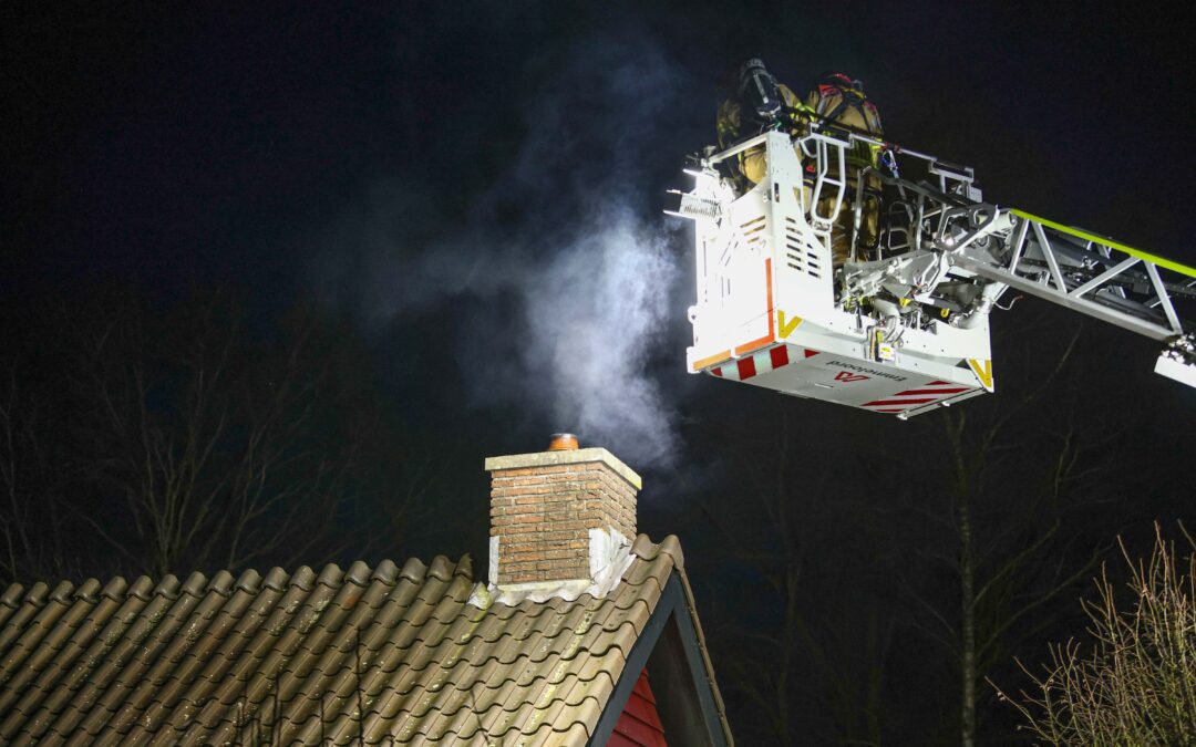 Veel rook bij schoorsteenbrand Volendamstraat
