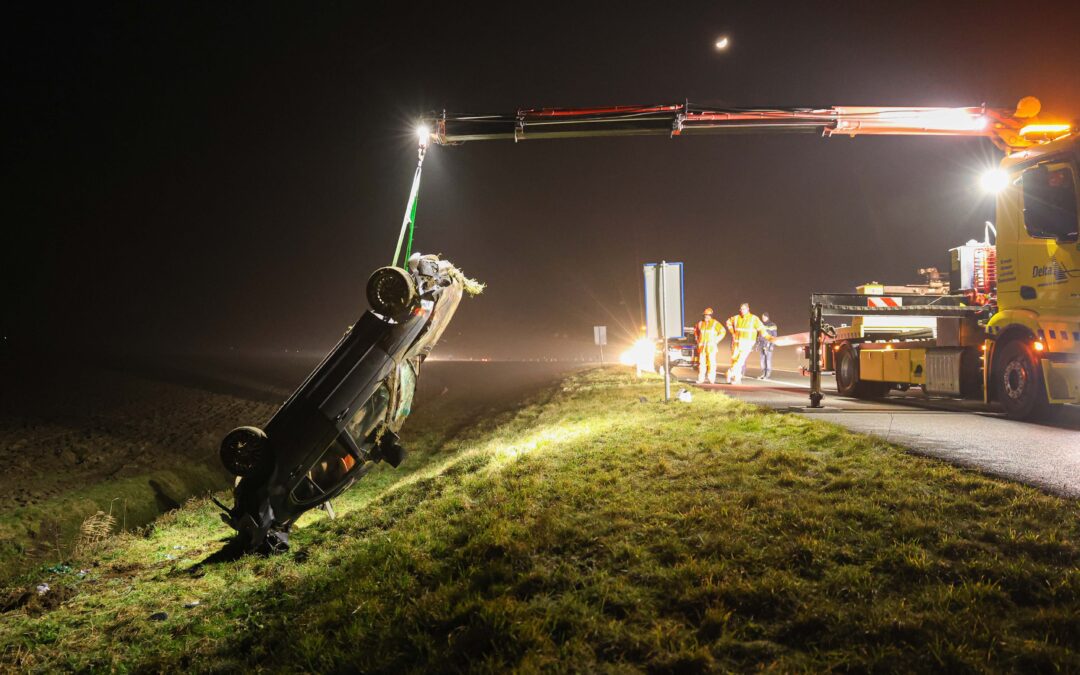 Auto op de kop naast afrit A6
