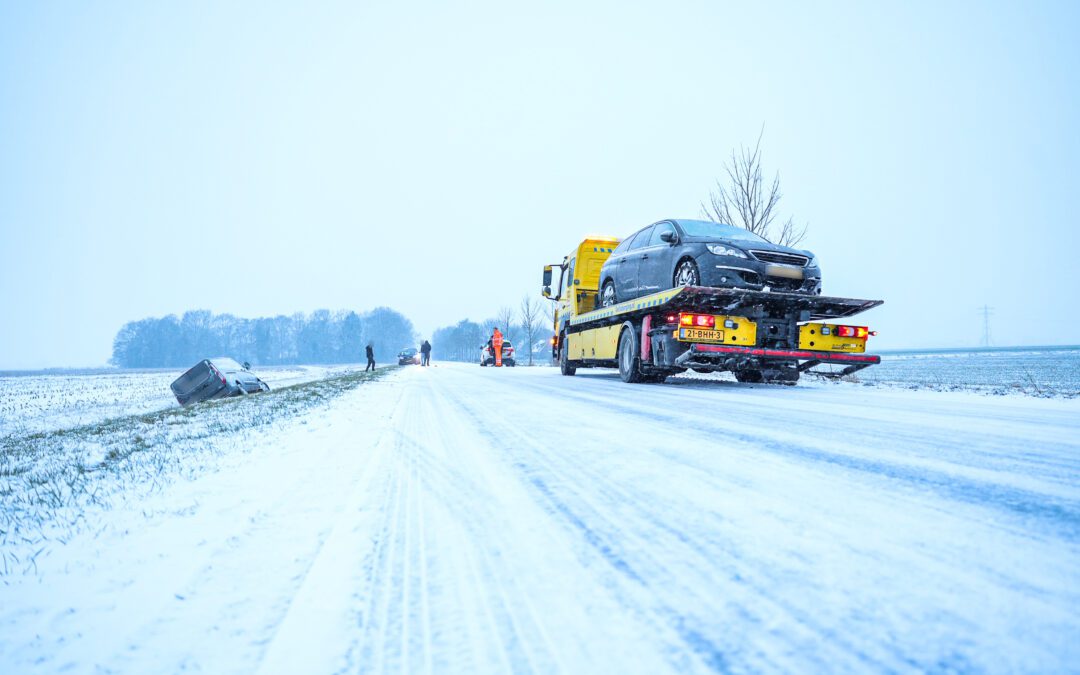 Meerdere glijpartijen door sneeuw op de weg