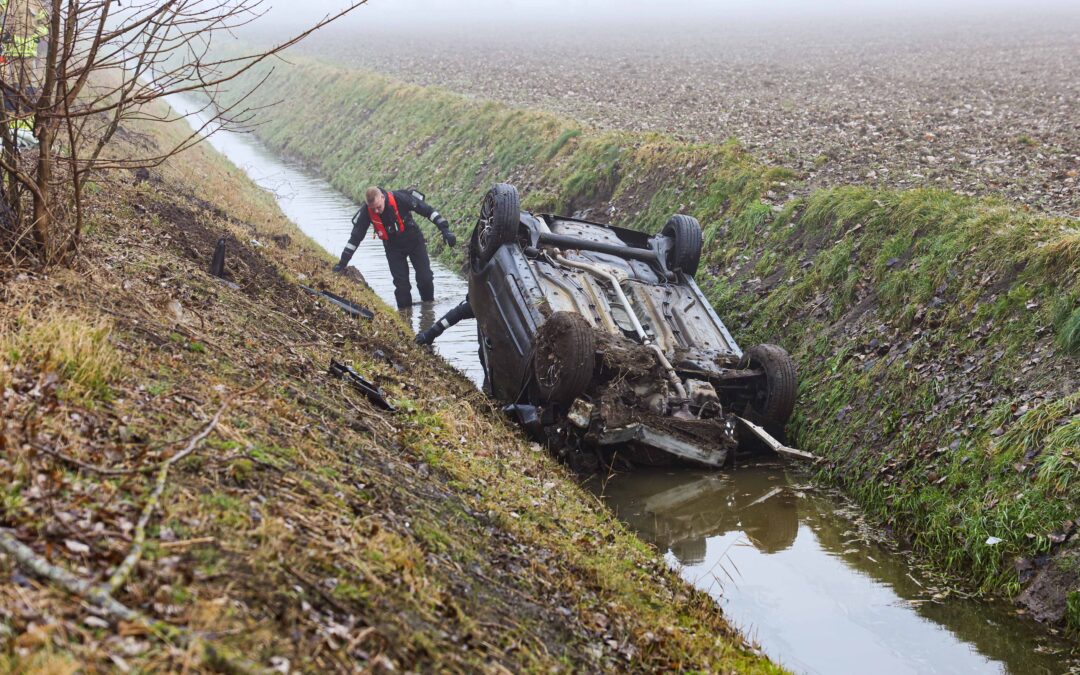 Gewonde bij auto op de kop in sloot