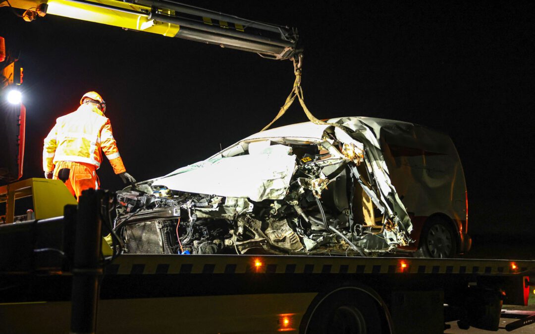 Heftig ongeval op Friesepad, automobilist zwaargewond