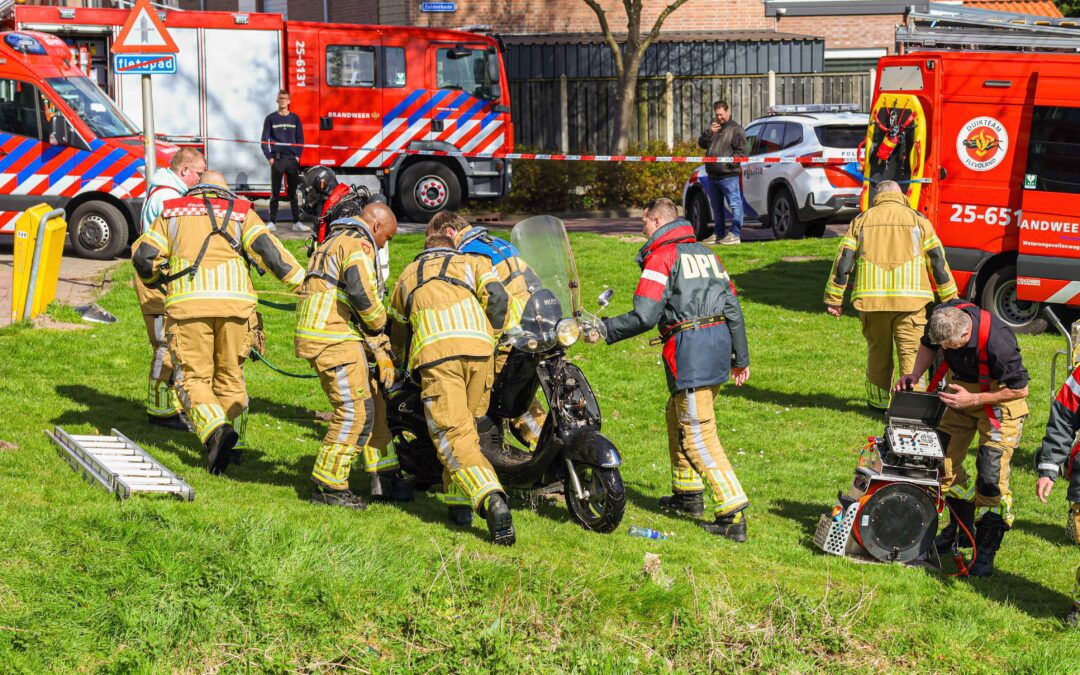 Zoekactie na vondst scooter in Urkervaart