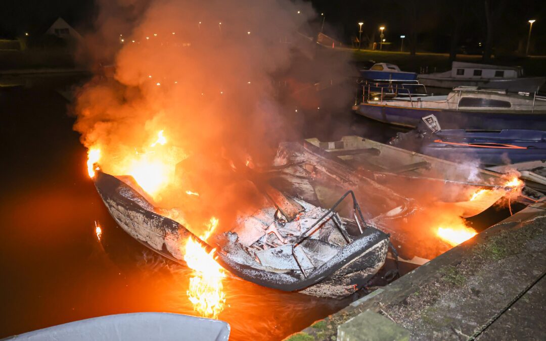Drie bootjes uitgebrand aan Pinkewad