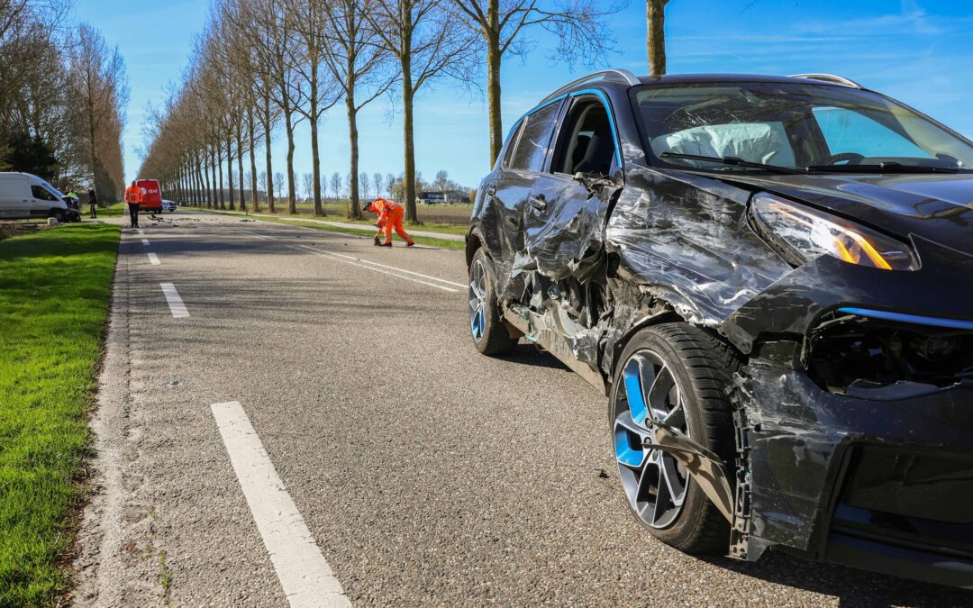 Busje en auto botsen op Westerringweg