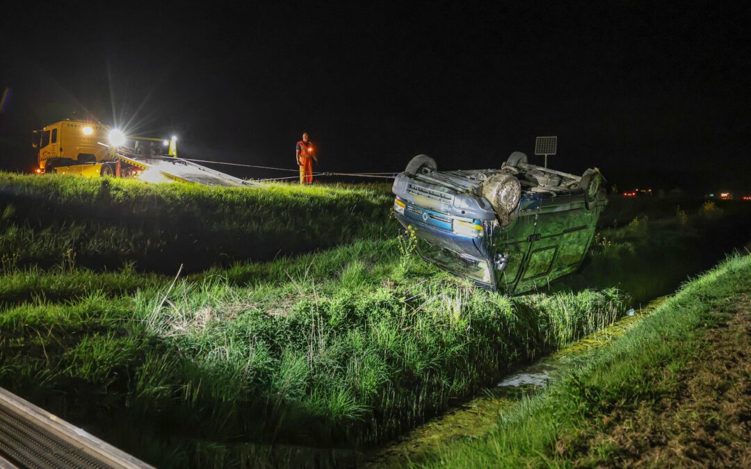 Camper slaat over de kop op de A6