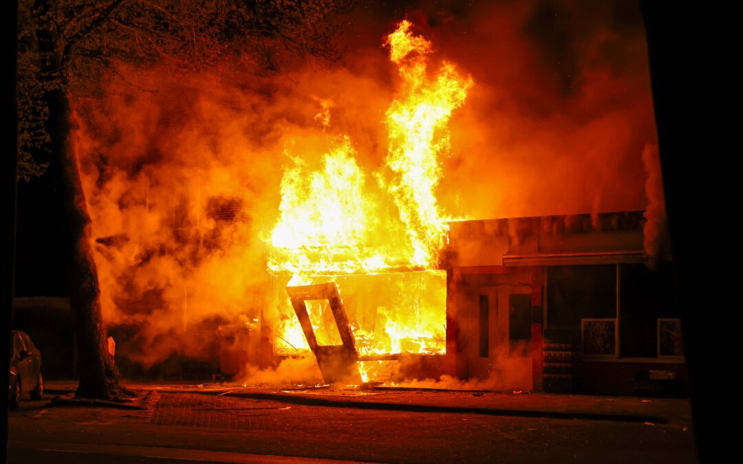 Zeer grote brand verwoest eetzaak, supermarkt en kapsalon