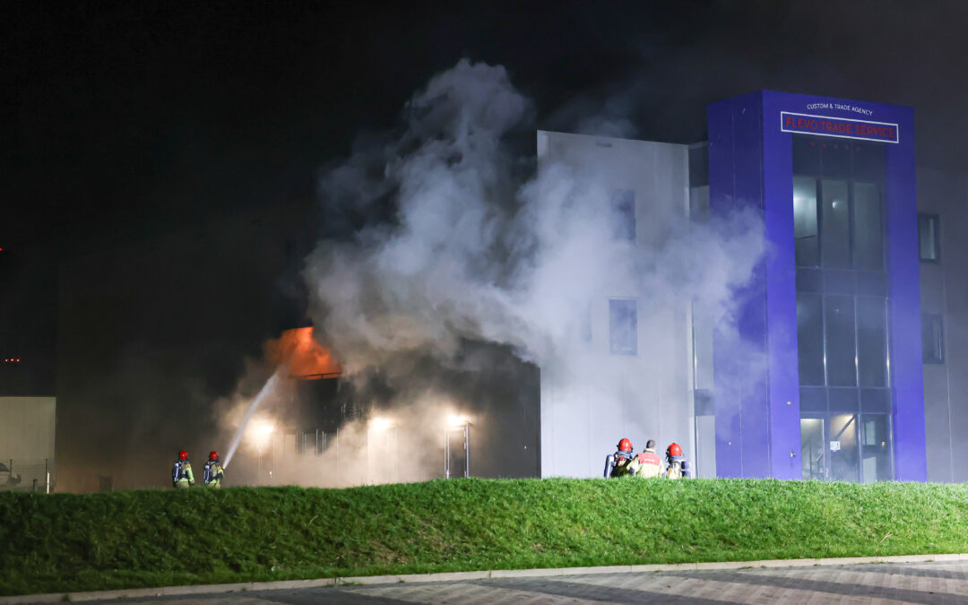 Felle brand in bedrijfspand aan de Abbert