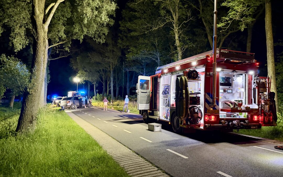 Automobilist bekneld na botsing tegen boom
