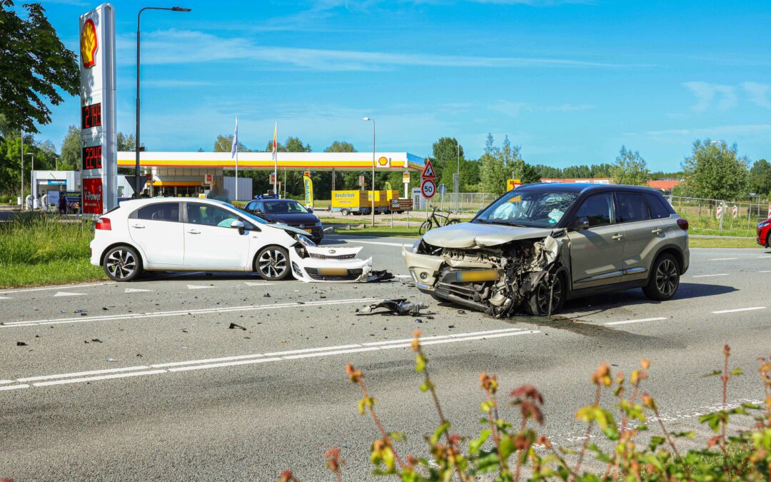 Twee auto’s botsen bij Het Hooiveld