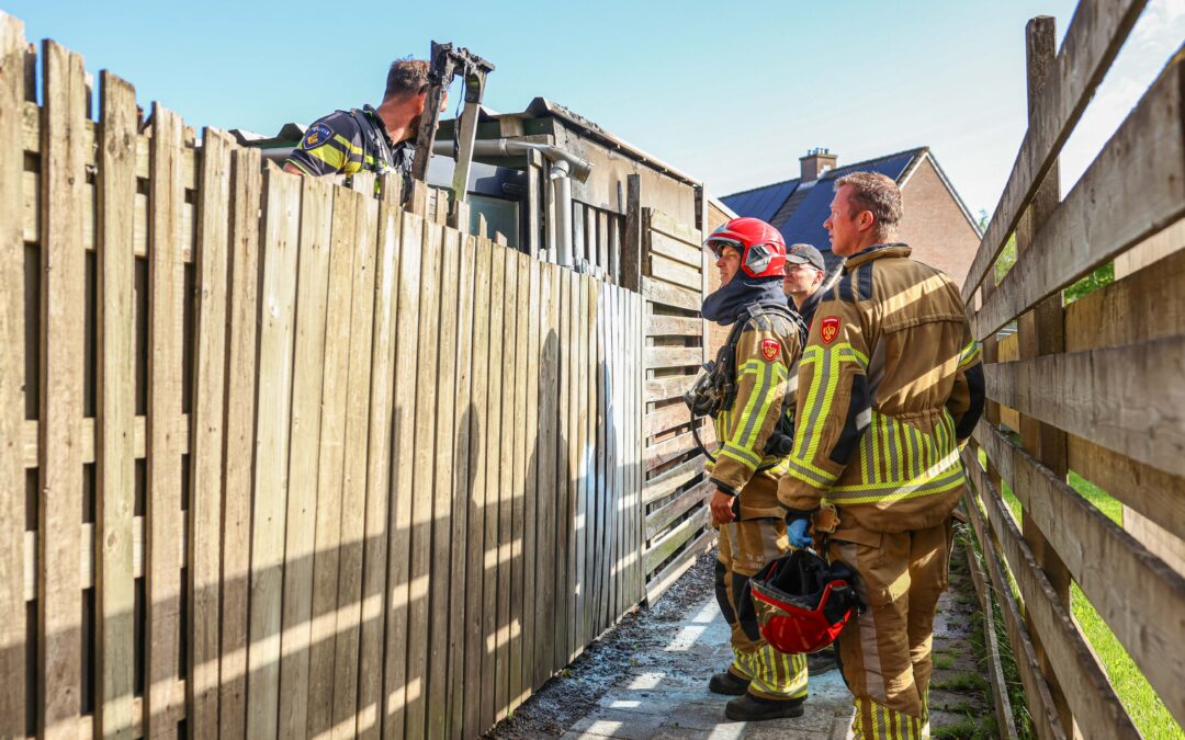 Brandende schutting snel geblust