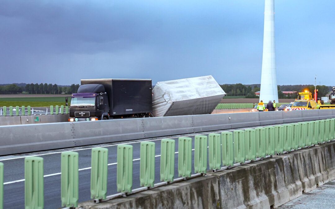 Aanhanger omgewaaid op de Ketelbrug