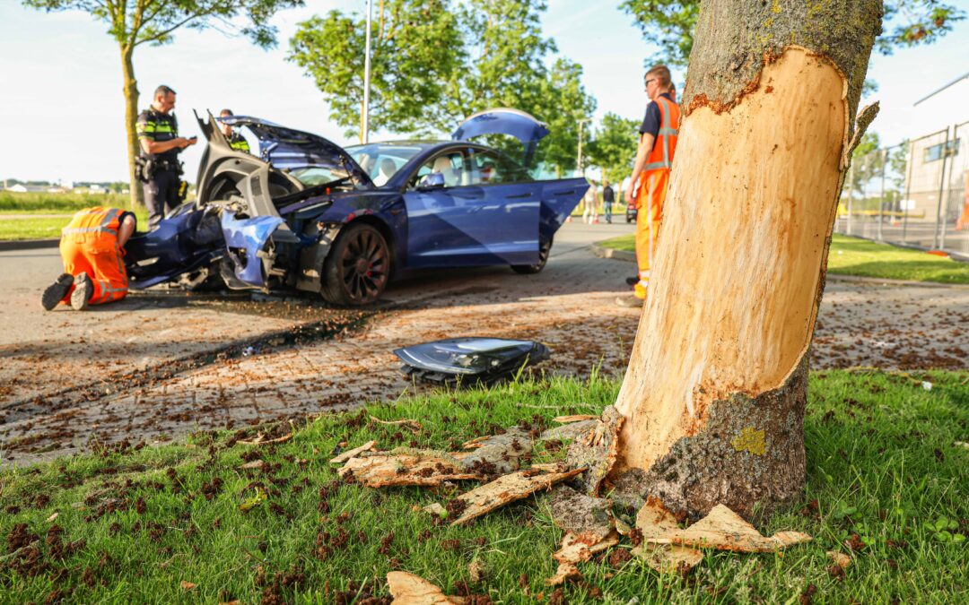 Auto frontaal tegen boom langs Titaniumweg