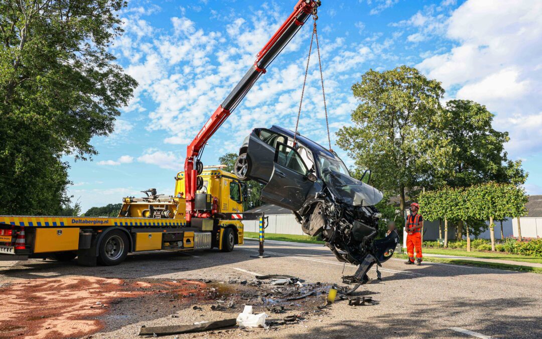 Flinke botsing tussen auto en trekker op Gemaalweg