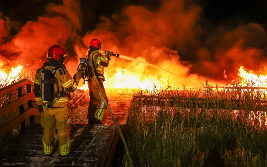Felle brand verwoest zwemsteiger Wellerwaard