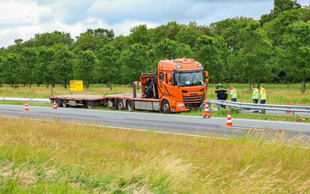 Vrachtwagen ramt vangrail N50