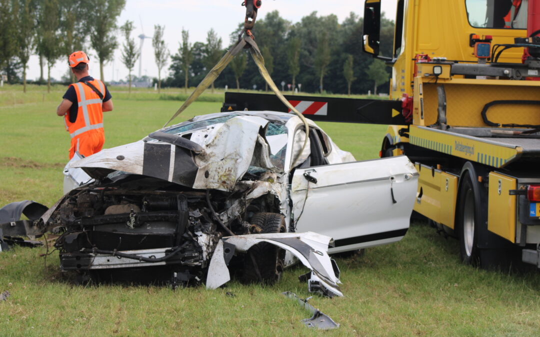 Sportwagen crasht in weiland Staartweg