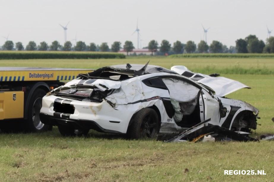 Sportwagen crasht in weiland Staartweg