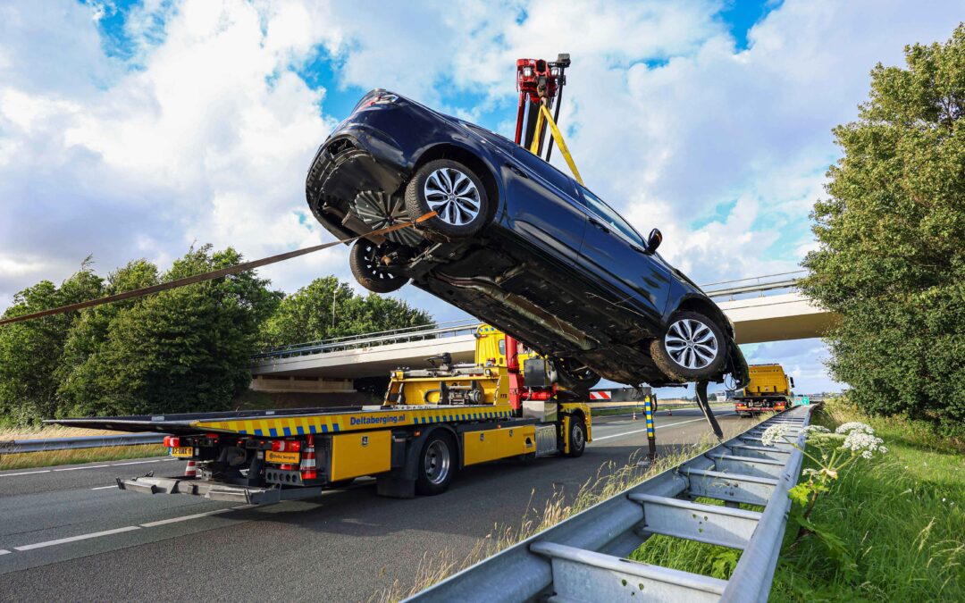 Man valt in slaap, auto in bosjes naast A6