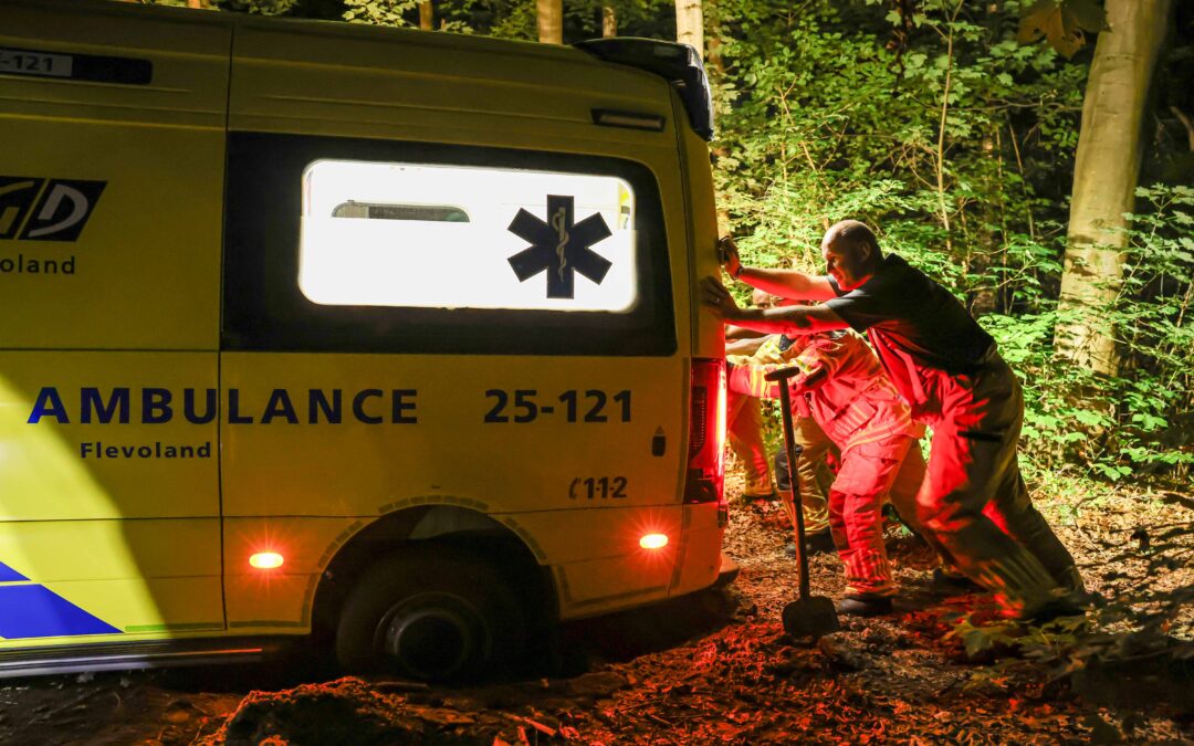 Brandweer helpt vastgereden ambulance uit het bos