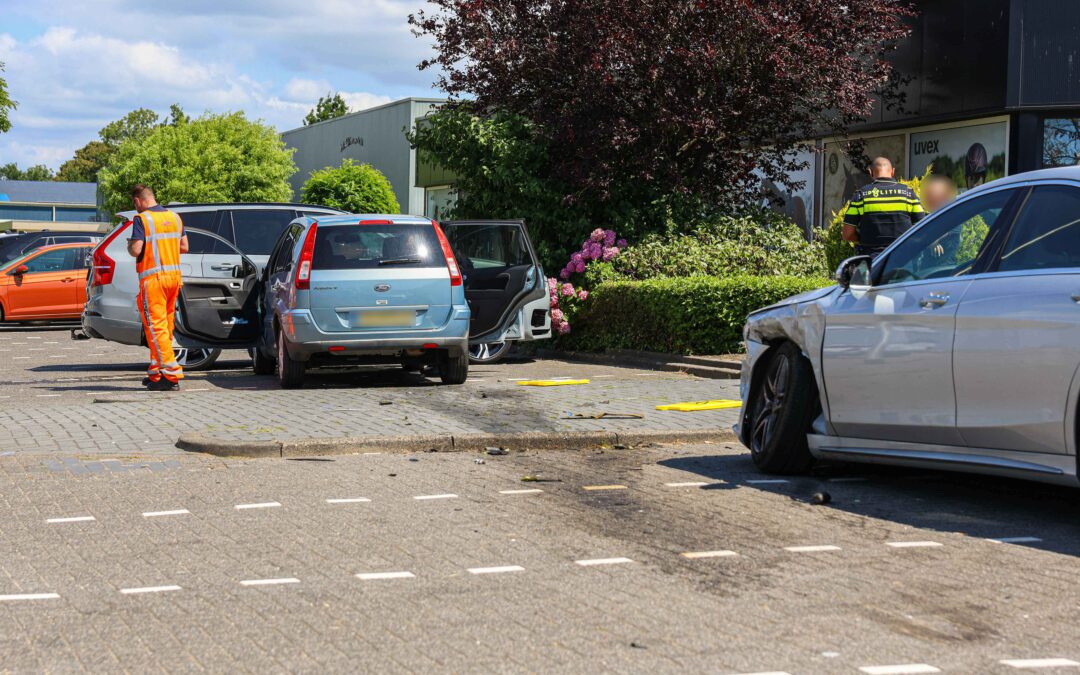 Automobiliste trapt gaspedaal in en botst op auto’s