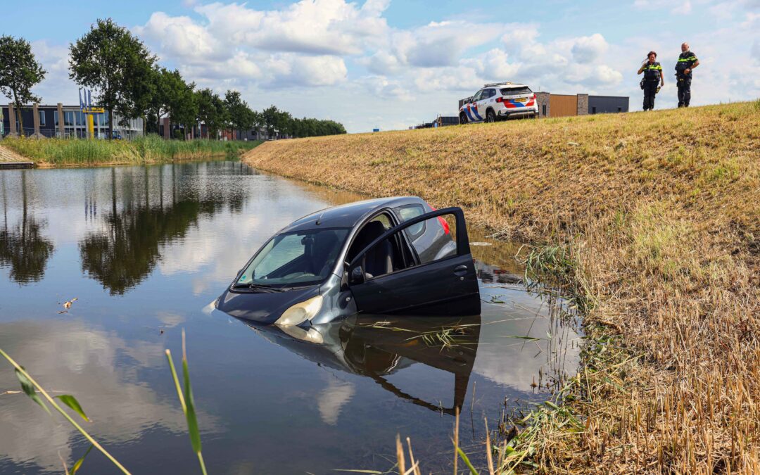 Auto te water naast Marknesserweg