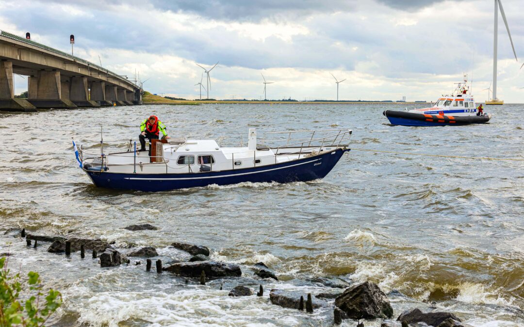 Boot slaat tegen stenen onder Ketelbrug