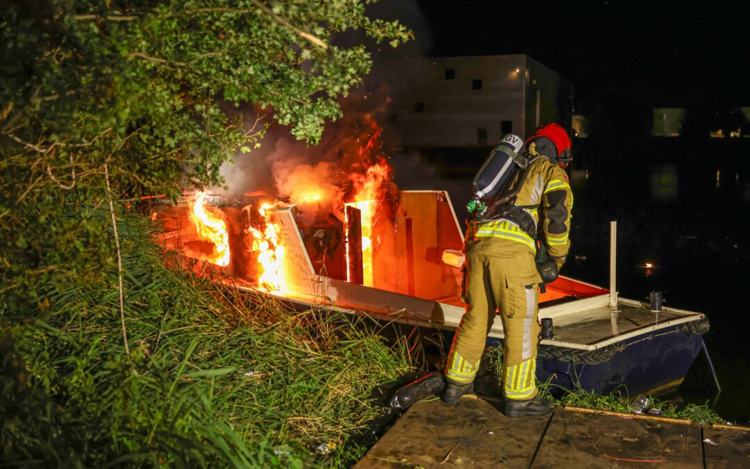 Boot uitgebrand langs Urkerweg