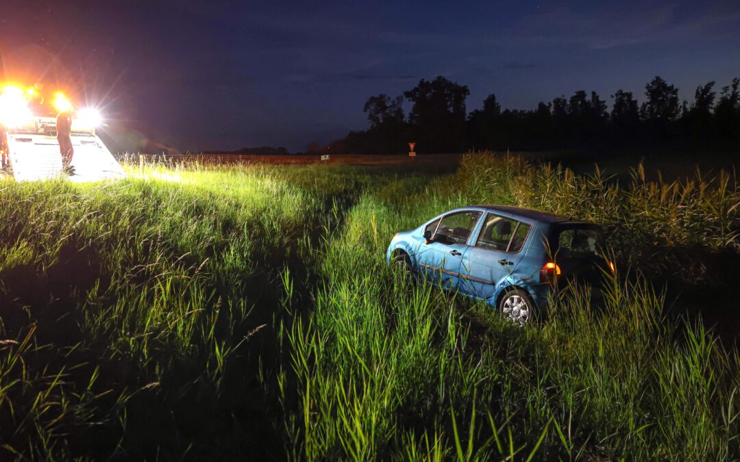 Auto in de sloot langs A6 na achtervolging