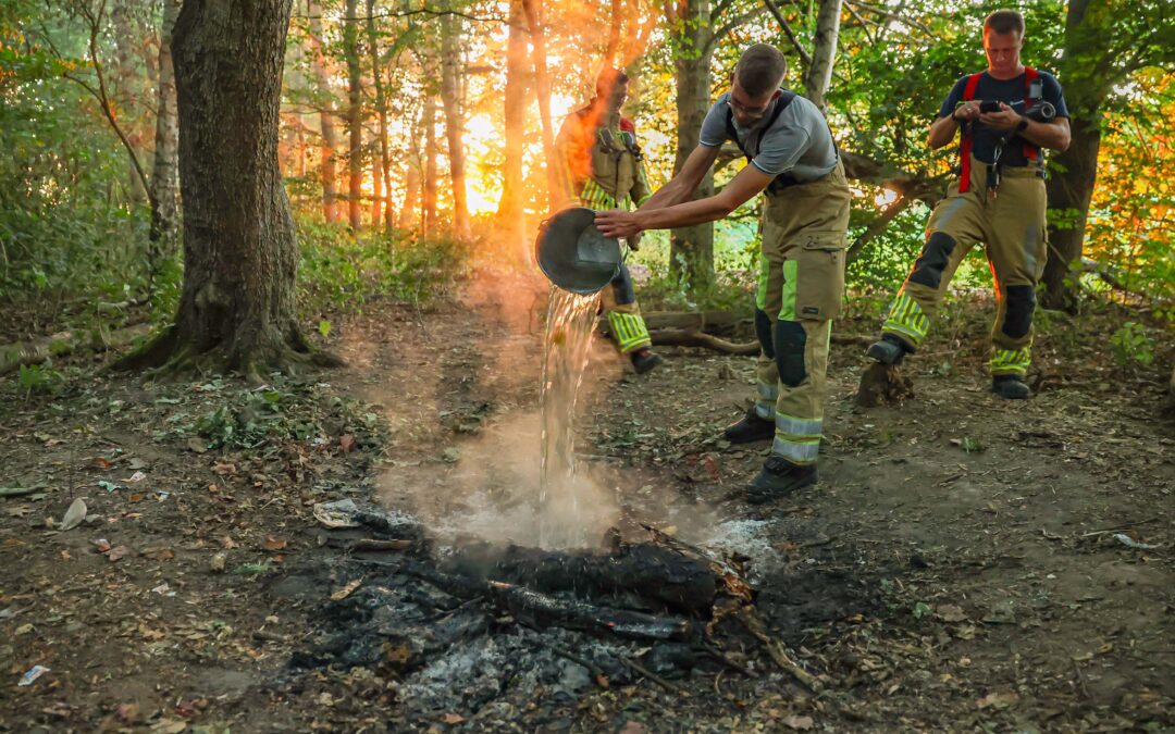Brandweer blust ‘kampvuurtje’ in kurkdroog bos