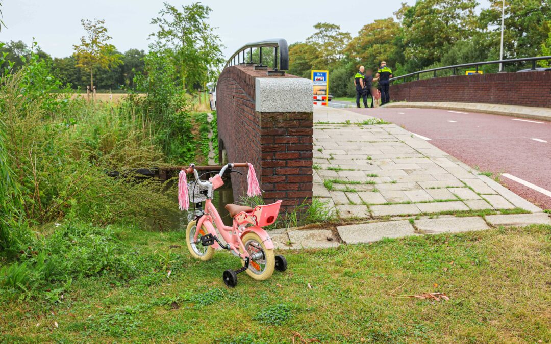 Hulpdiensten in actie voor kinderfietsje langs waterkant