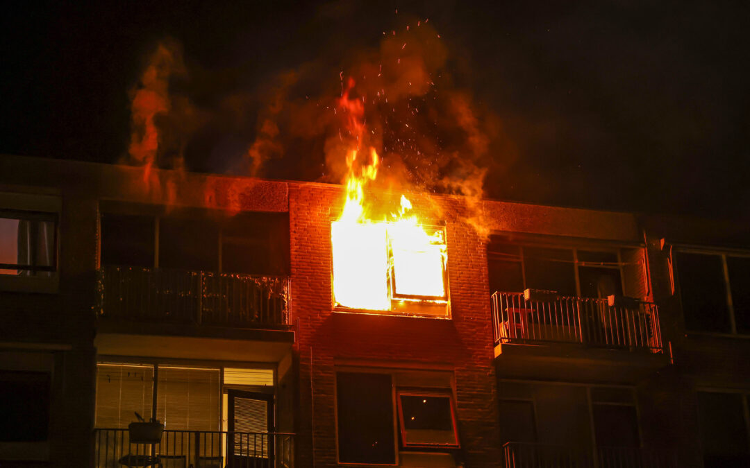 Uitslaande brand in flatwoning Emelwar