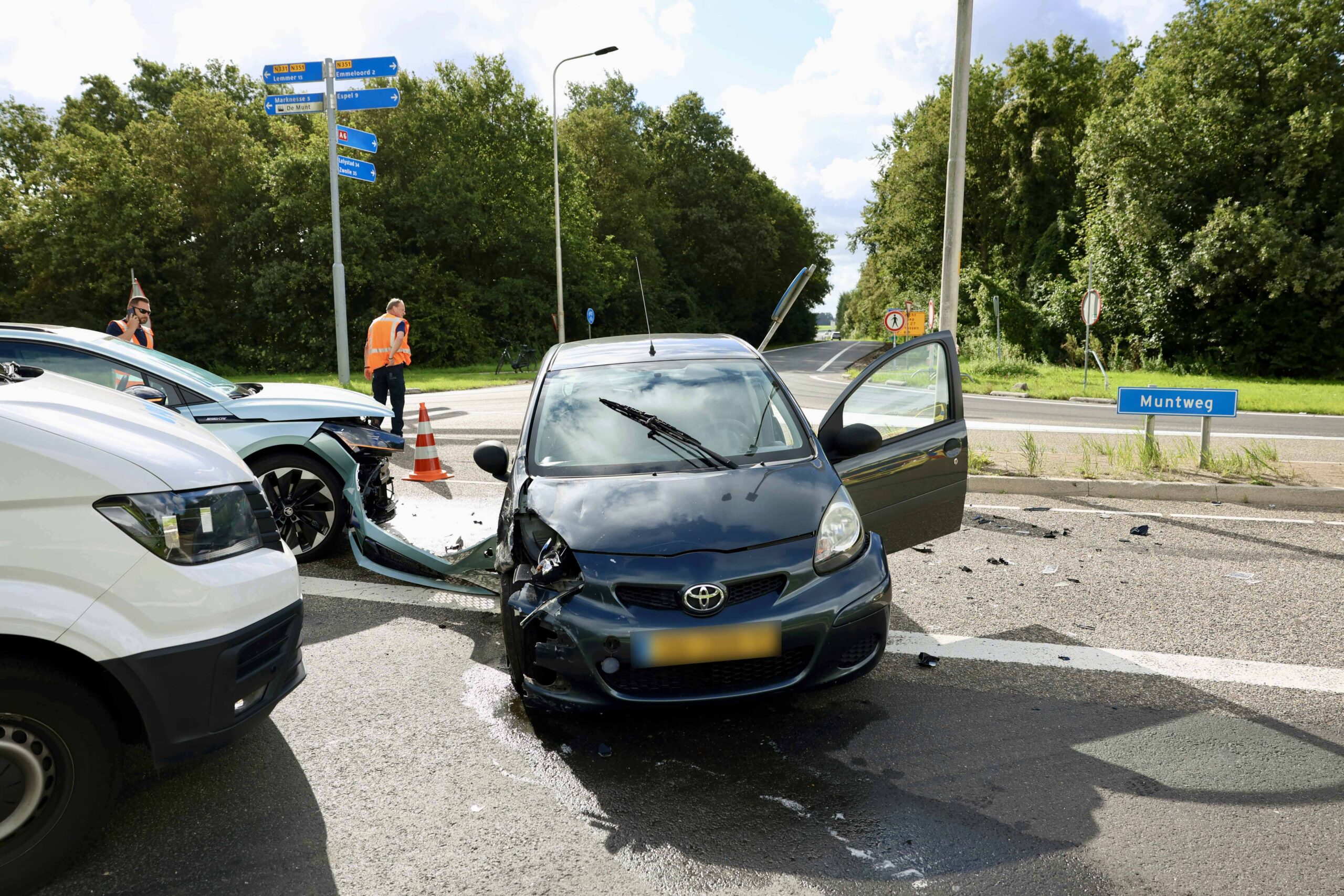 Twee auto’s botsen op de Muntweg