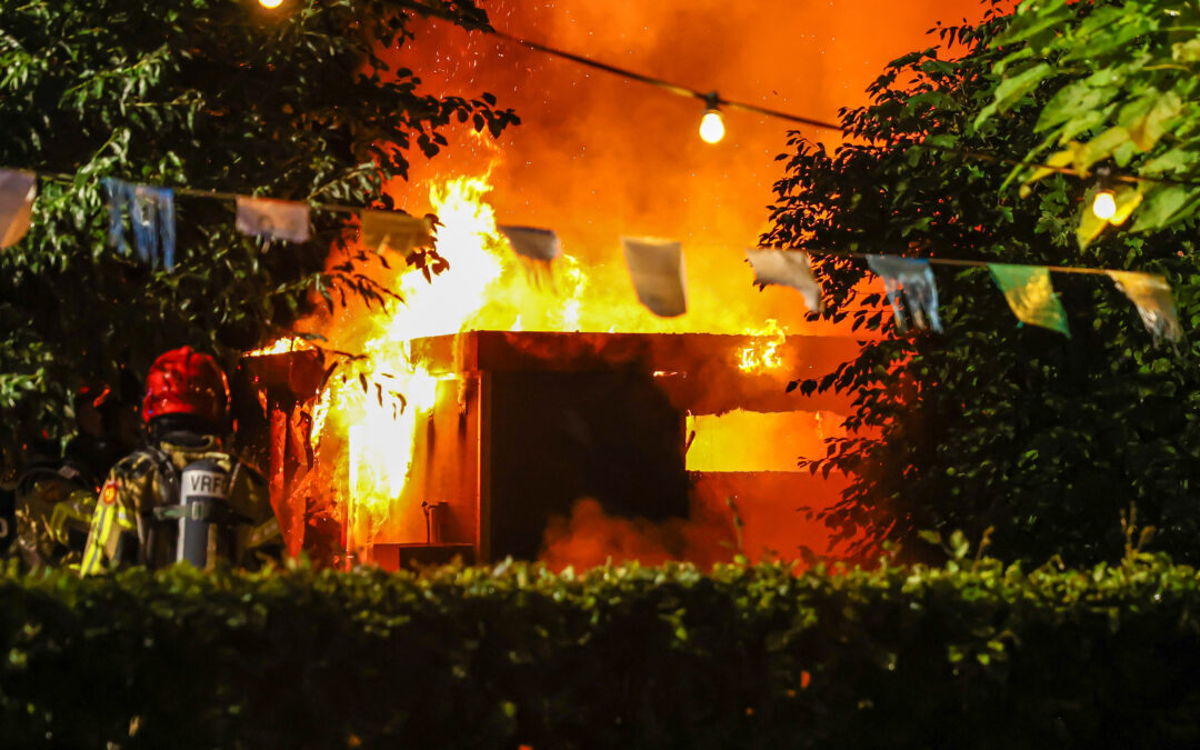 Felle brand verwoest sanitairgebouwtje op vakantiepark