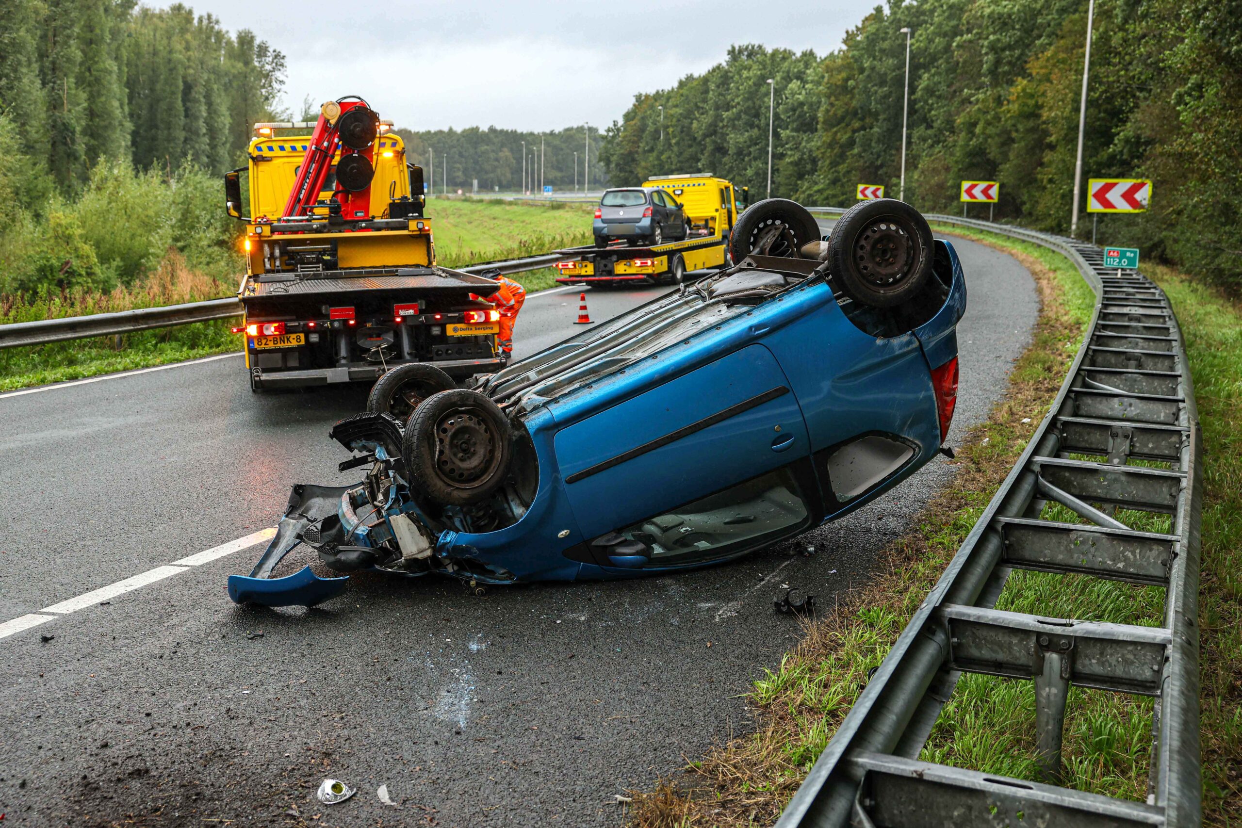 Auto op de kop bij aanrijding in knooppunt Emmeloord
