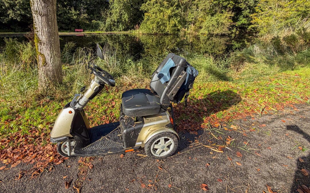Vrouw met scootmobiel te water langs het Zwin