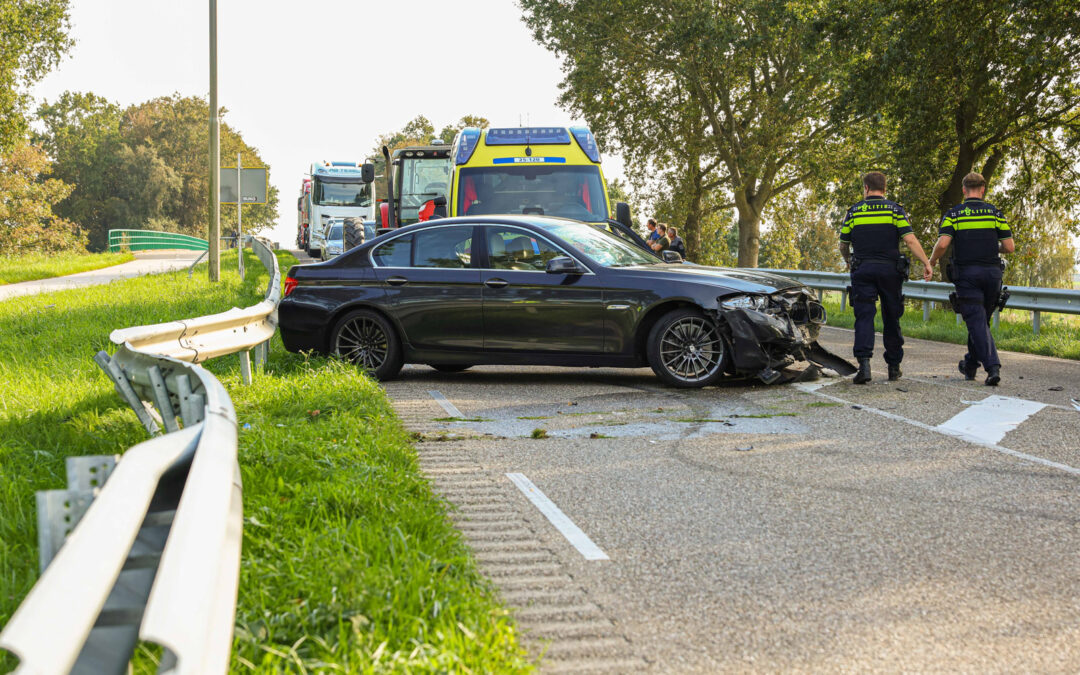 Auto slipt en botst tegen vangrail langs Hannie Schaftweg