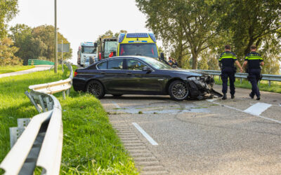Auto slipt en botst tegen vangrail langs Hannie Schaftweg